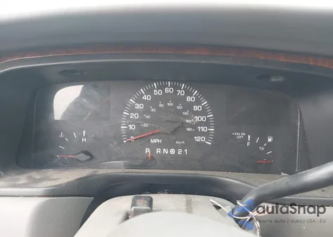 2002 Lincoln Town Car Signature z USA, uszkodzony, nr VIN 1LNHM82W42Y659125